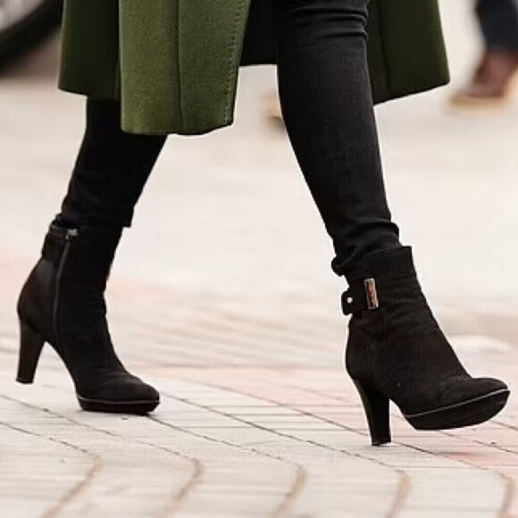 Aquatalia Dark Brown Leather Rouge Royal Heeled Ankle Boots Kate Middleton 11 - Picture 1 of 10